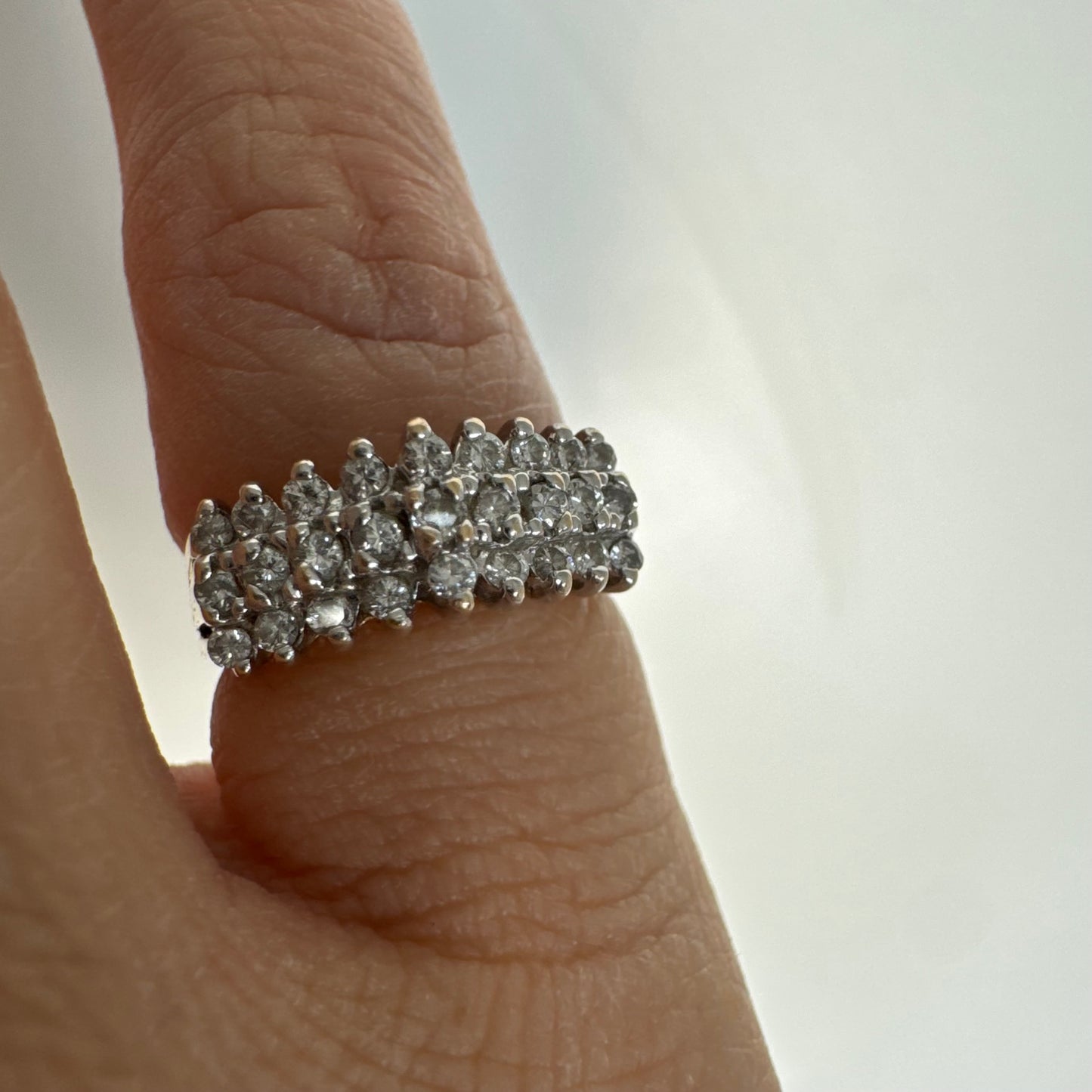 טבעת זהב צהוב 14 קראט משובצת שורות של יהלומים עגולים.