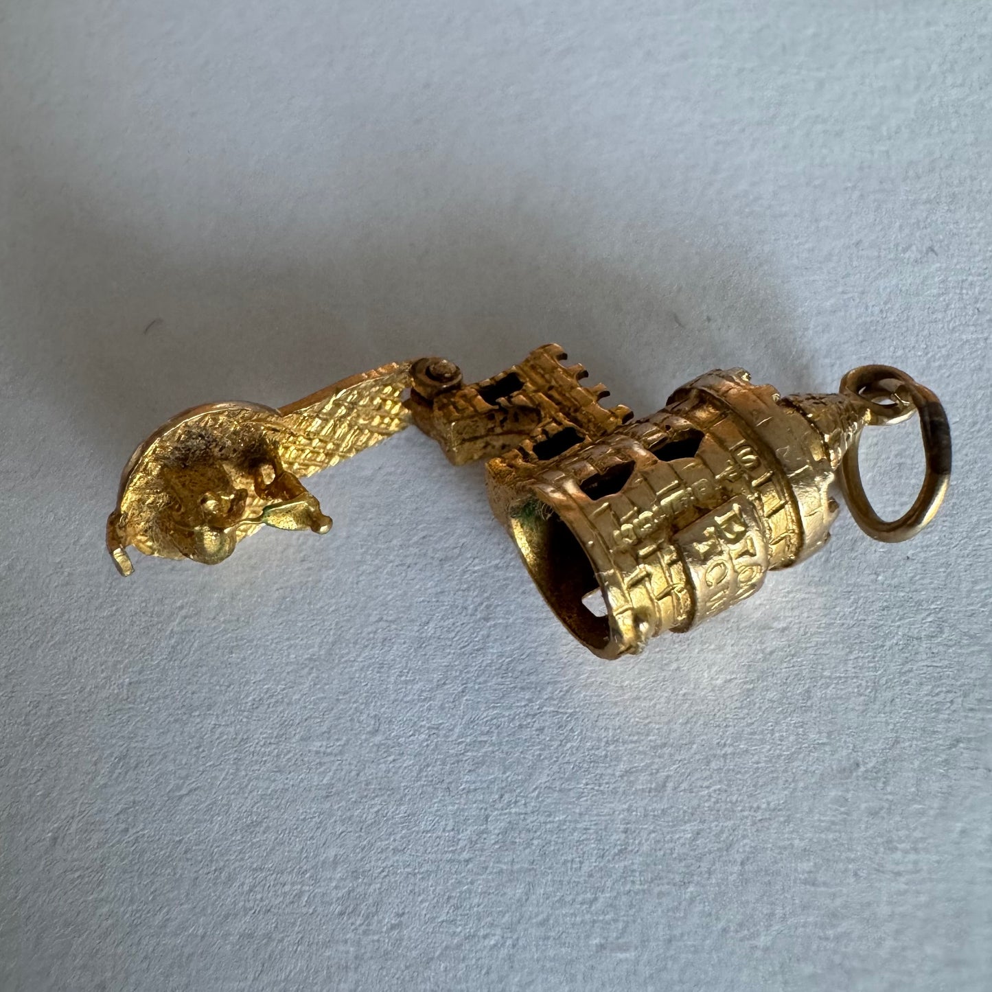 תליון זהב 9 קראט נדיר וייחודי, המהווה העתק פיסולי מפורט של ה-Bloody Tower (המגדל העקוב מדם) המפורסם ממצודת לונדון. התליון מעוצב בתלת-ממד (3D) עם טקסטורת לבנים מפורטת, צריחים, וחריטה של שם המגדל בגבו.