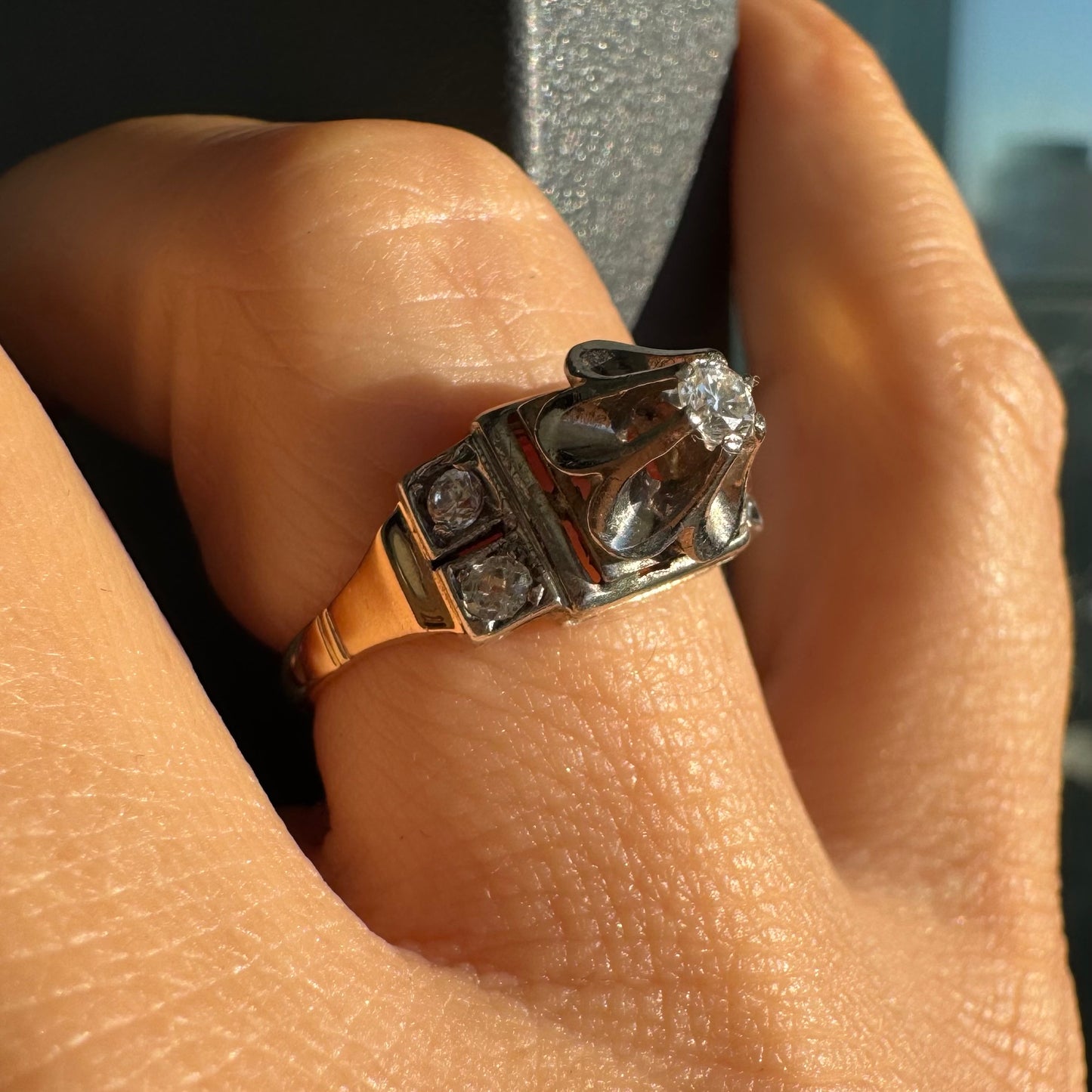 טבעת זהב 14 קראט משובצת יהלומים, בעיצוב פרח פתוח במרכז שמעניק לה מראה מיוחד ורומנטי. 