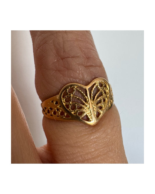 טבעת זהב 21 קראט בעיצוב לב עדין עם עבודת פיליגרן פתוחה.