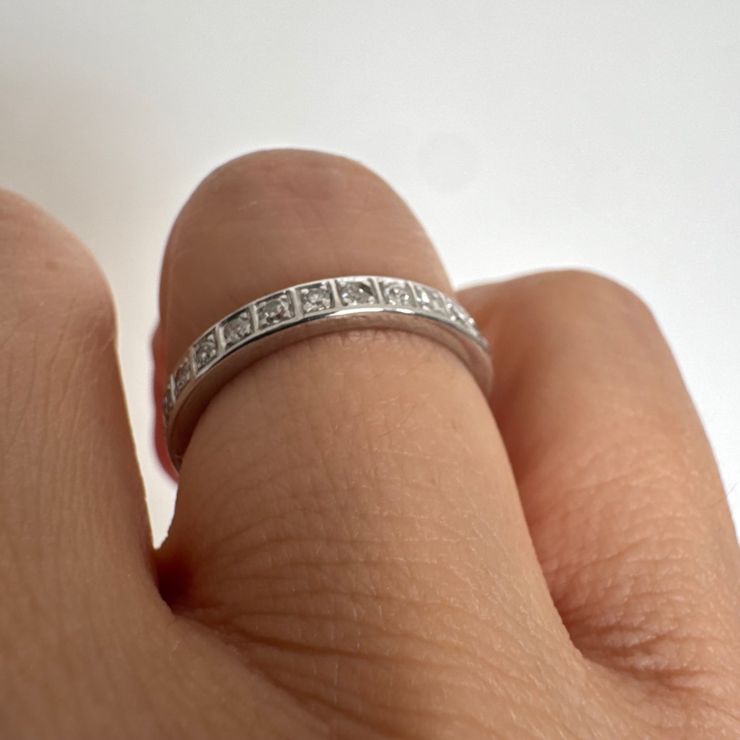 טבעת איטרניטי זהב 14 קראט משובצת שורת יהלומים משובצים זה לצד זה במסגרת מדויקת ונקייה.