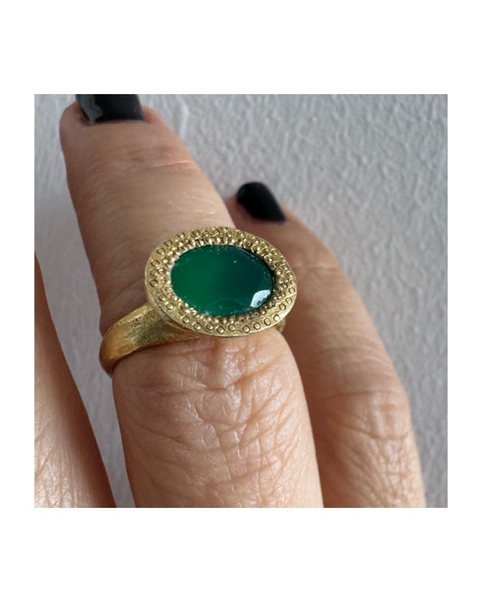 טבעת זהב צהוב 18 קראט משובצת אבן כריסופרס בגוון ירוק עמוק ומהפנט.