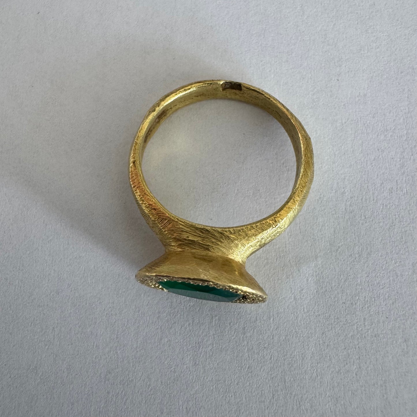 טבעת זהב צהוב 18 קראט משובצת אבן כריסופרס בגוון ירוק עמוק ומהפנט.