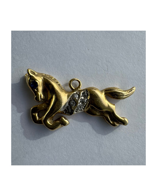 תליון זהב 14 קראט בצורת סוס בתנועה, בעיצוב פיסולי עם פרטים עדינים. 