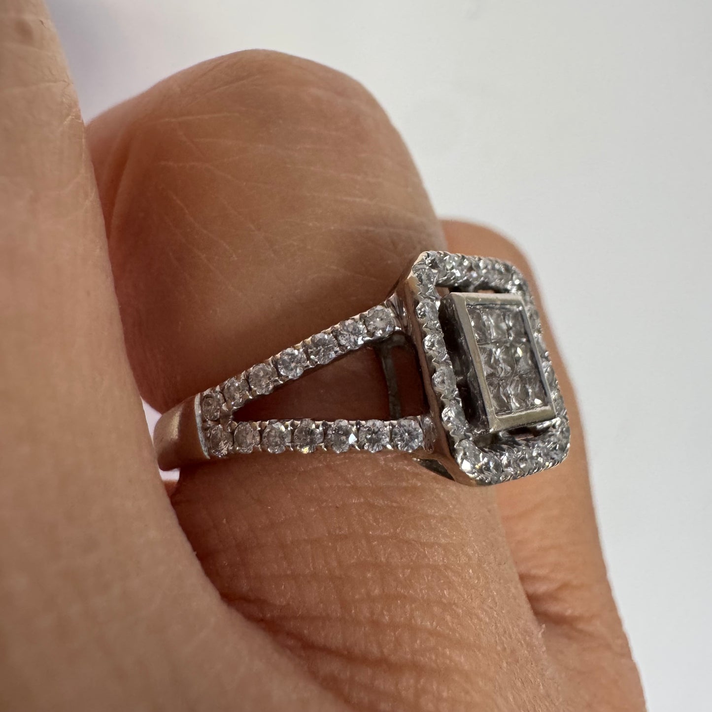 18K gold ring set with Diamonds in various cuts