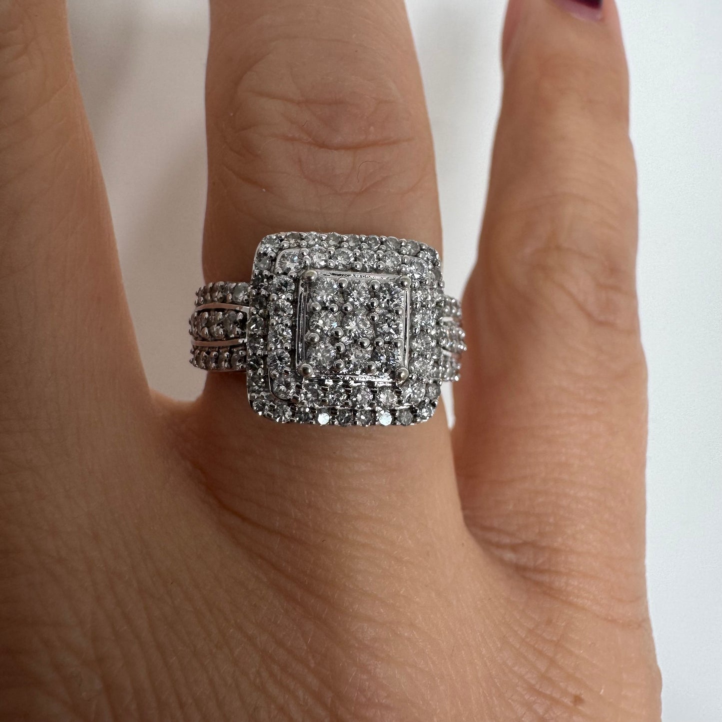טבעת זהב לבן 10 קראט משובצת יהלומים בעיצוב מרובע עוצמתי.