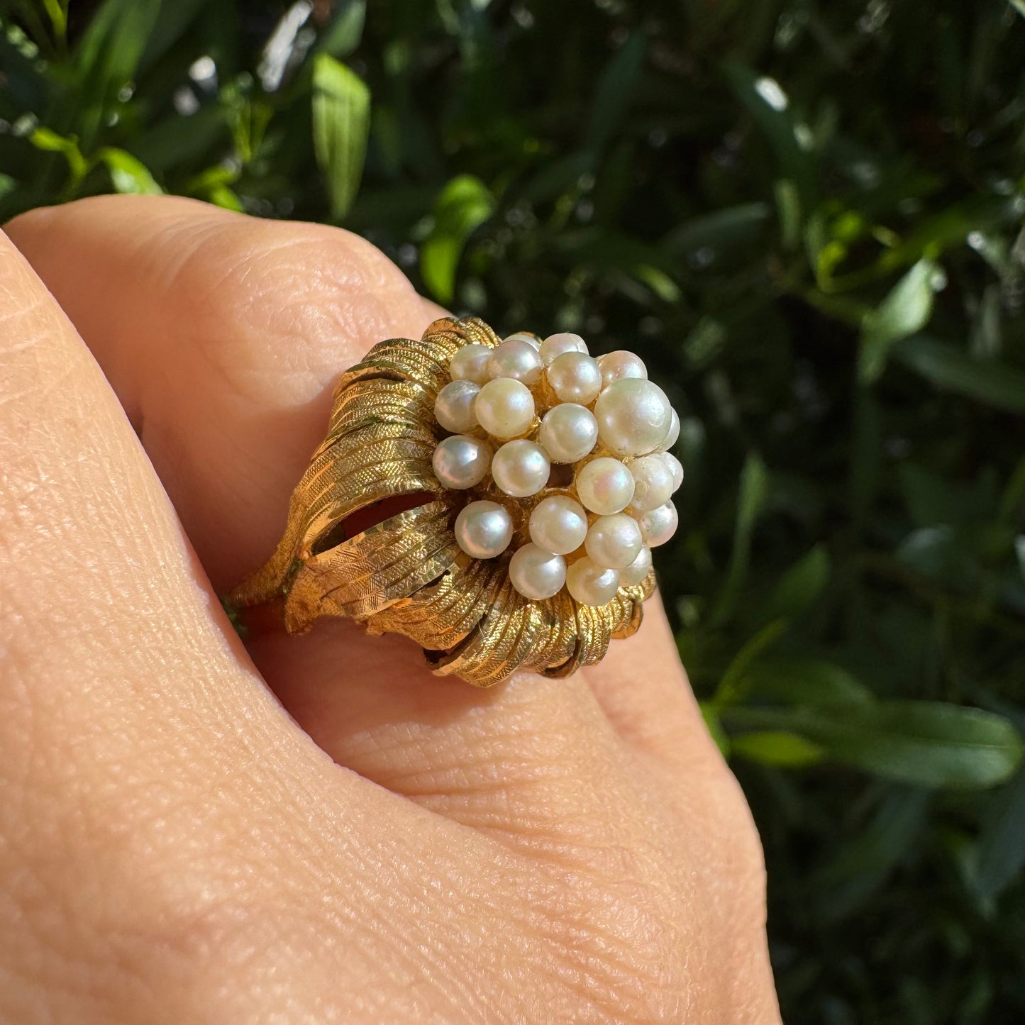 טבעת זהב צהוב 18 קראט, משובצת אשכול פנינים עדינות בעבודת יד מרשימה.