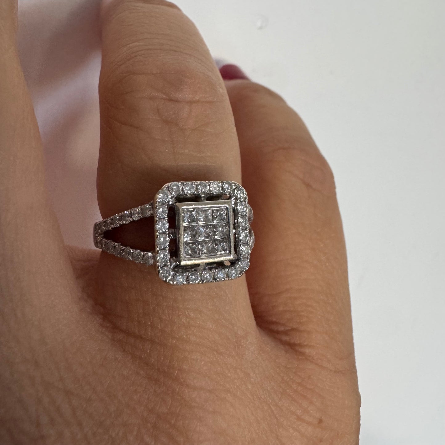18K gold ring set with Diamonds in various cuts