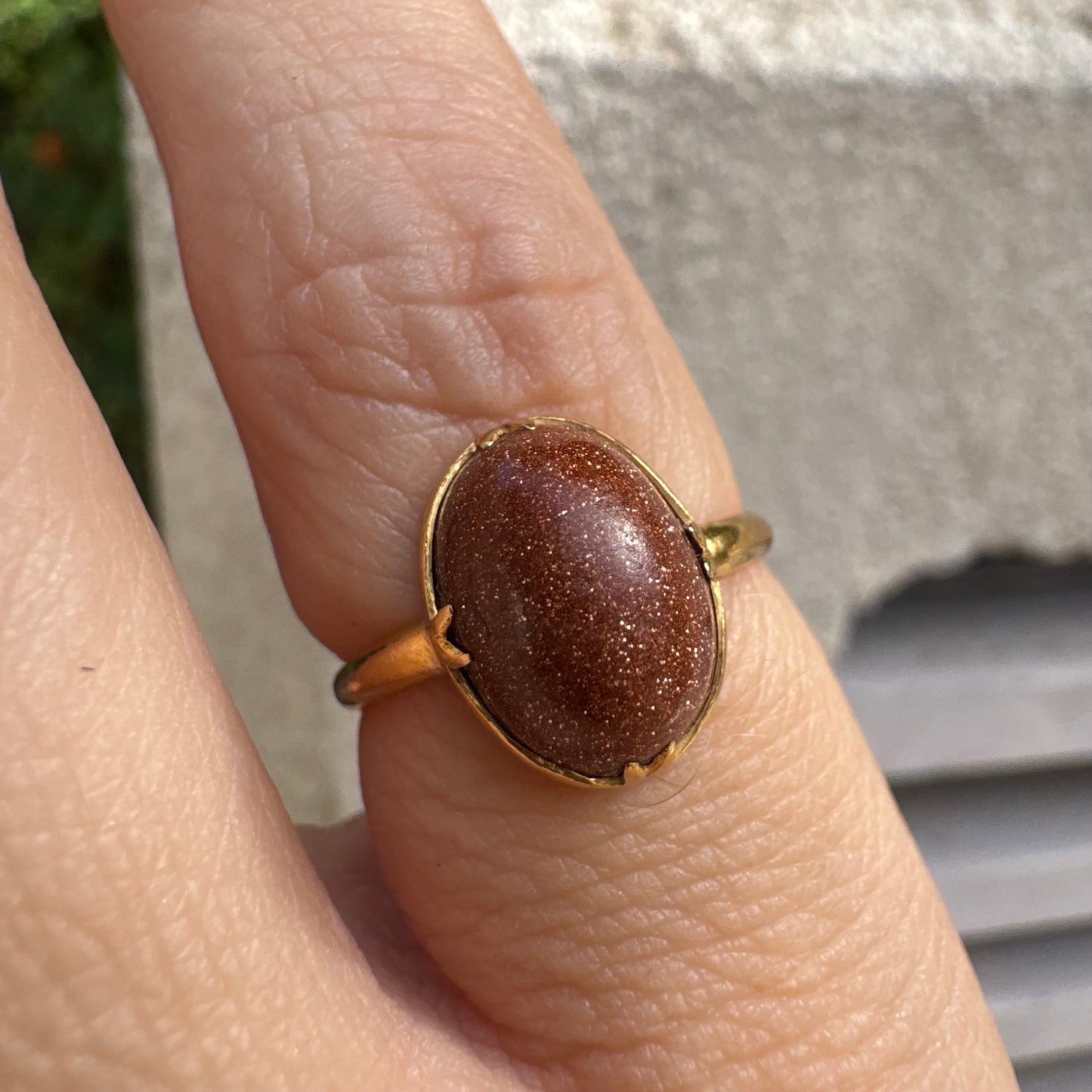 טבעת זהב צהוב 18 קראט משובצת אבן גולדסטון נוצצת.