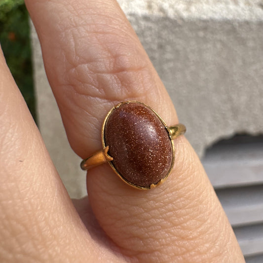 טבעת זהב צהוב 18 קראט משובצת אבן גולדסטון נוצצת.