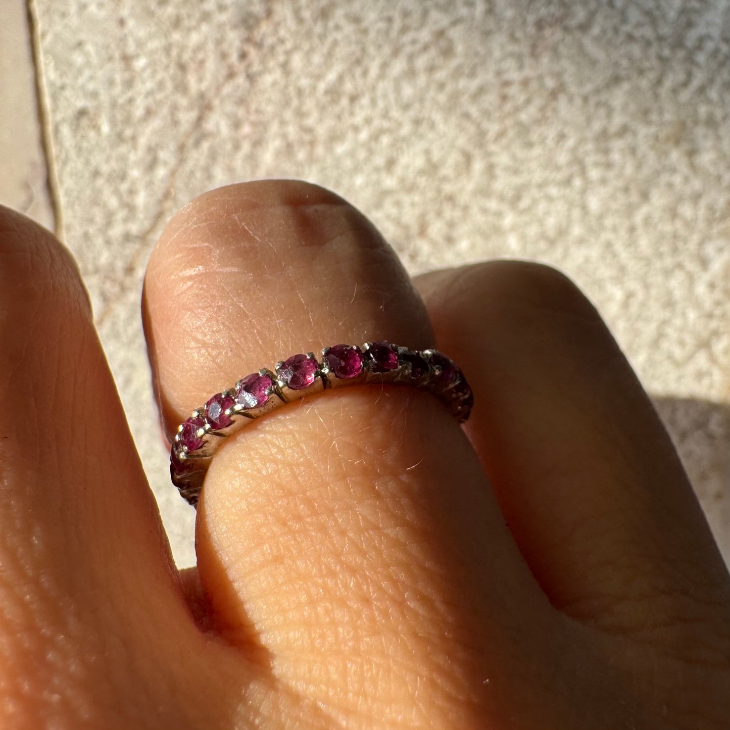 טבעת זהב לבן 14 קראט משובצת אבני רובי לכל האורך