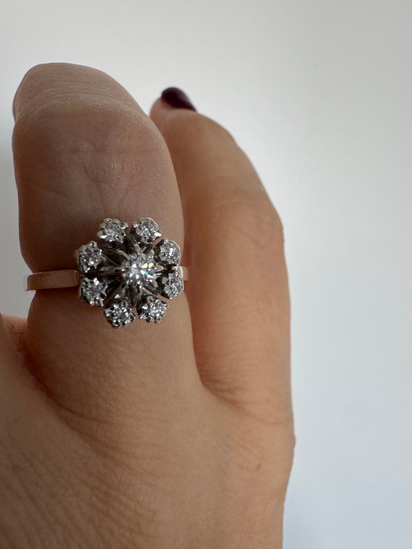 18K gold ring set with Diamonds