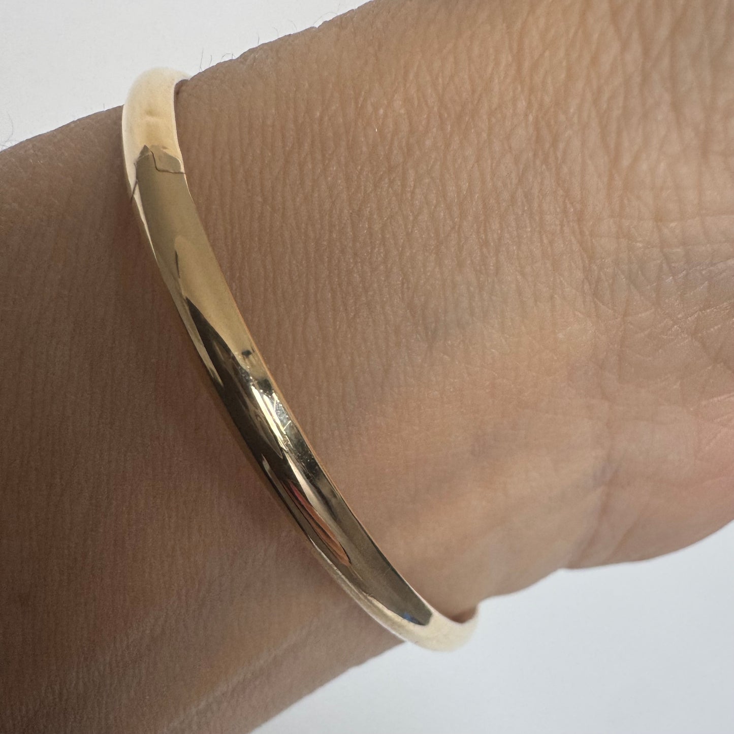 צמיד זהב צהוב 14 קראט משובץ אבני טורמלין בגוון ורוד-עמוק, בשילוב יהלומים המוסיפים ברק עדין.