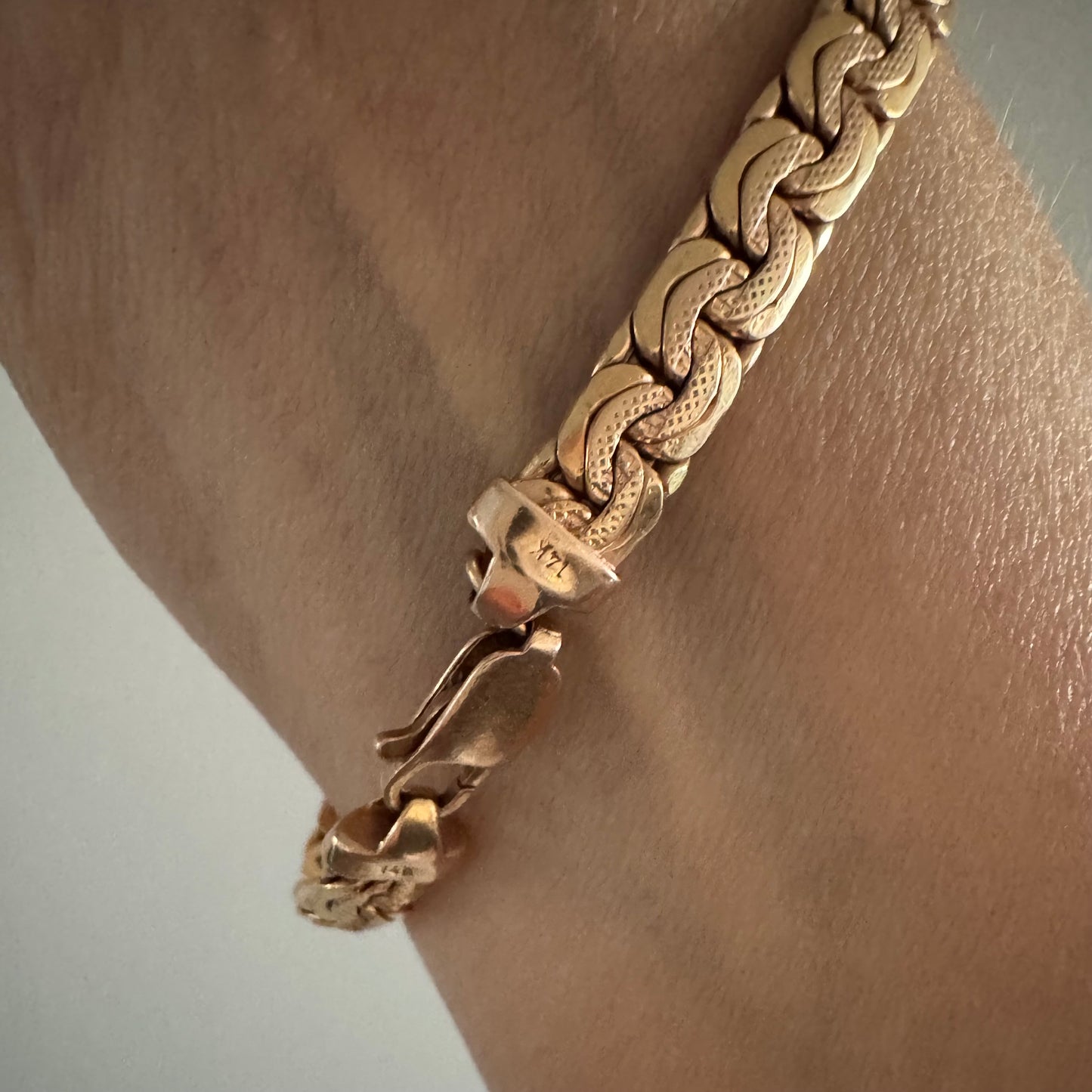 צמיד זהב אדום 14 קראט בעבודת חוליות מרהיבה.