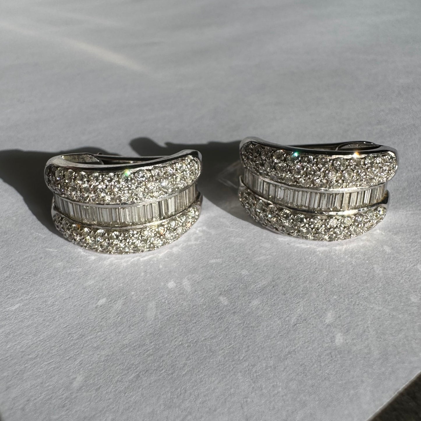 עגילי זהב לבן 18 קראט בעיצוב גאומטרי ייחודי משובצים יהלומים בחיתוכים שונים