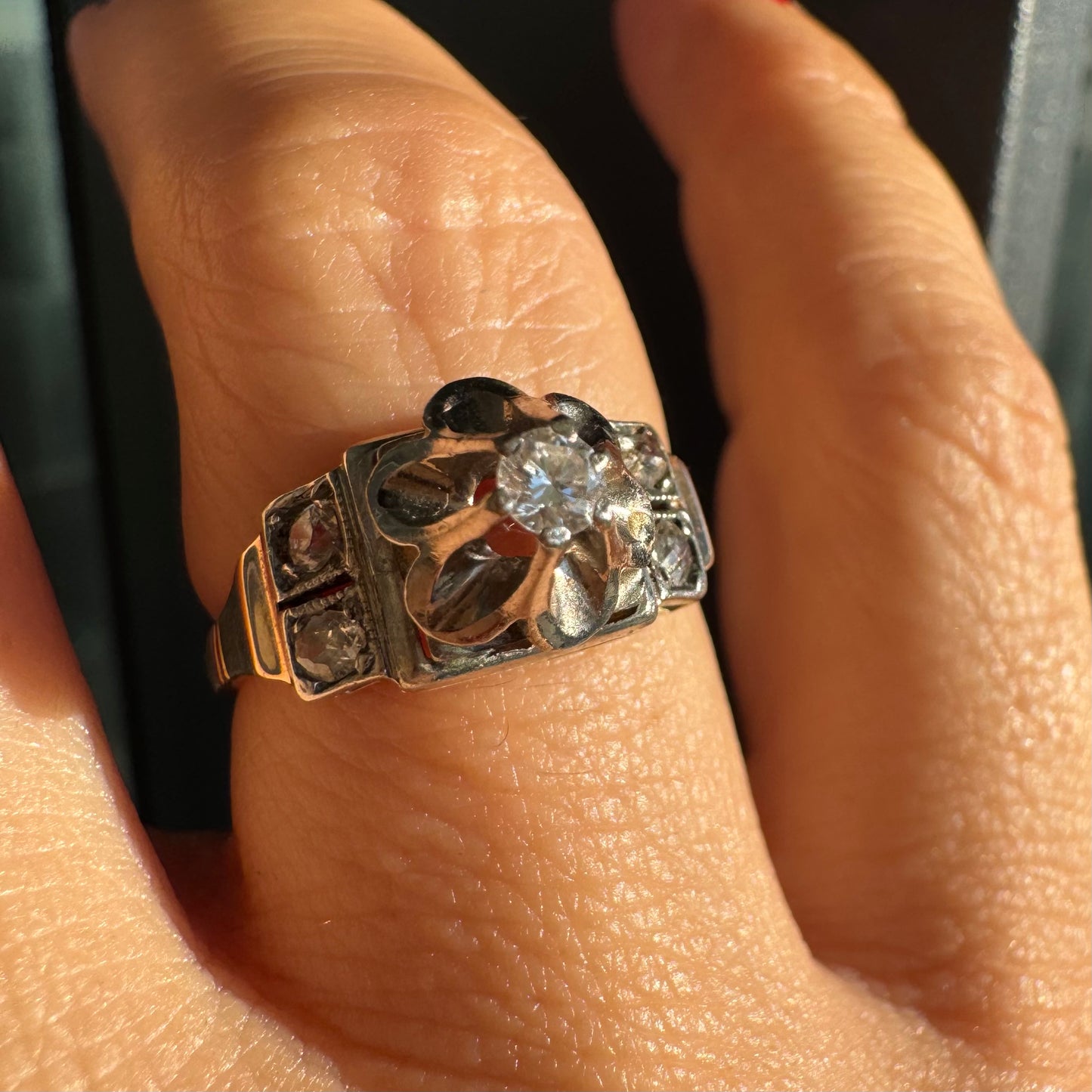 טבעת זהב 14 קראט משובצת יהלומים, בעיצוב פרח פתוח במרכז שמעניק לה מראה מיוחד ורומנטי. 