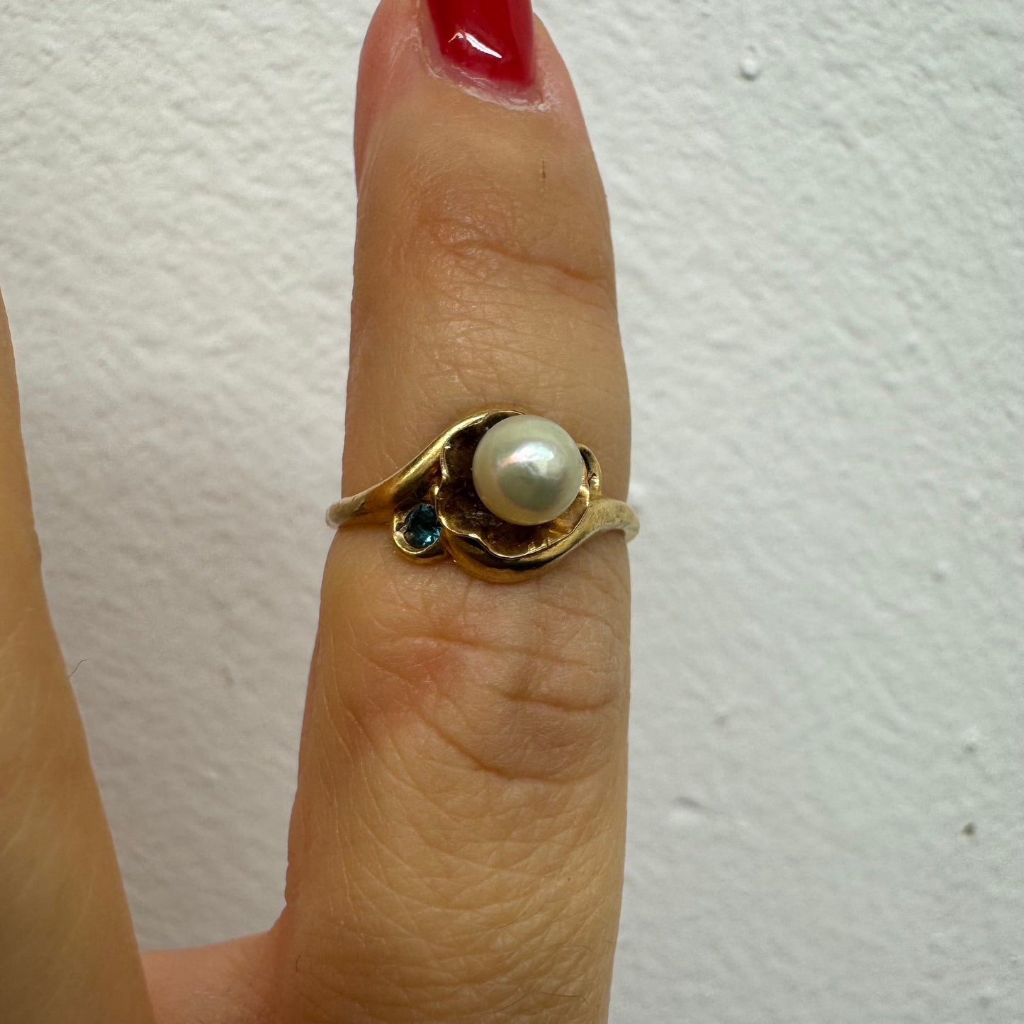10K yellow gold ring set with a natural Pearl at the center and blue Topaz on the sides.