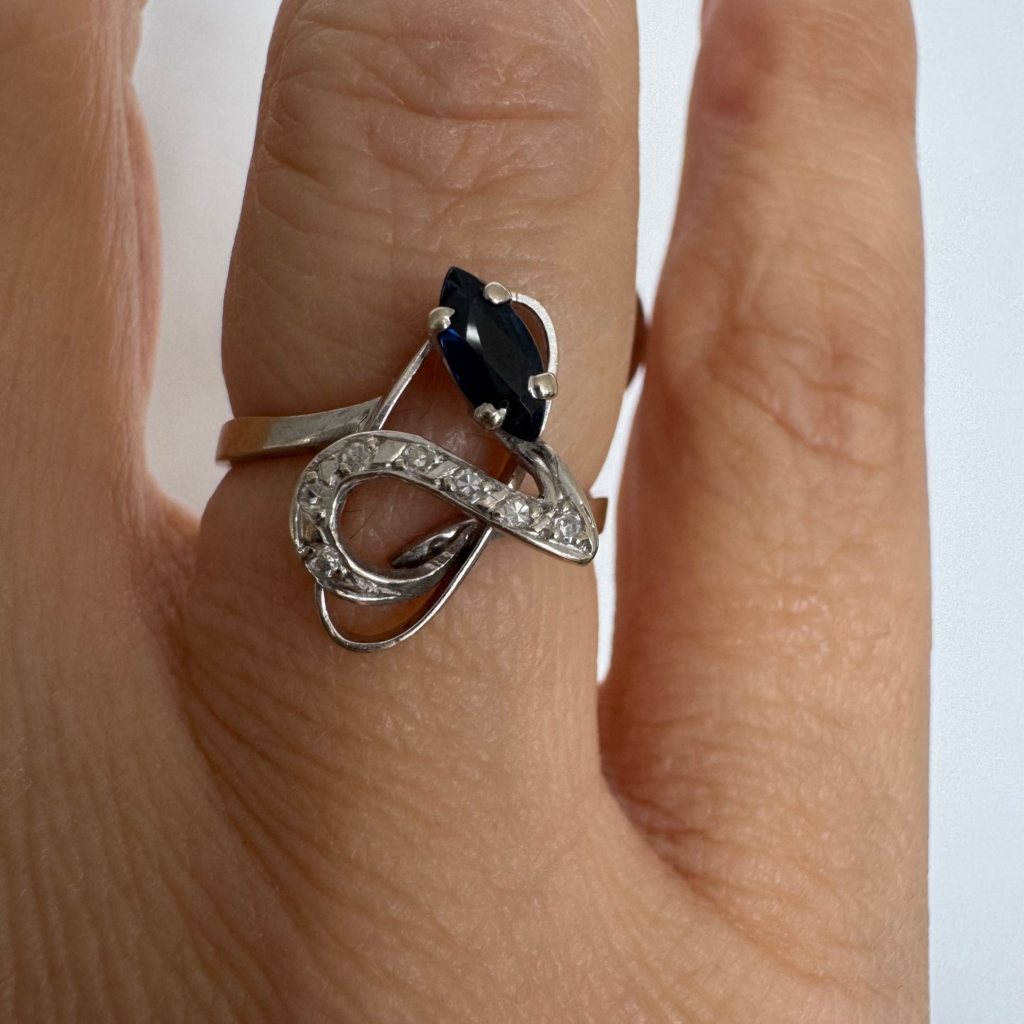 טבעת זהב 18 קראט משובצת ספיר ויהלומים