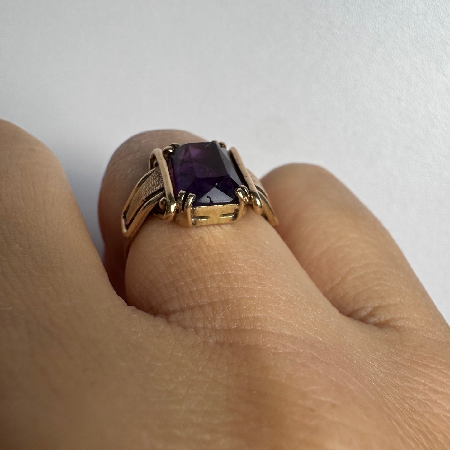 טבעת זהב צהוב 10 קראט משובצת אבן אמטיסט מלבנית