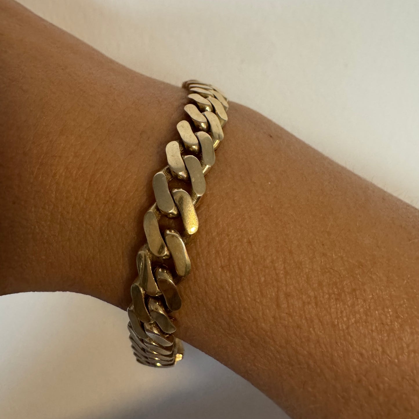 צמיד גורמט מזהב צהוב 14 קראט בעיצוב קלאסי ועל־זמני עם אבזם נוח ובטיחותי הנושא חתימת המותג.