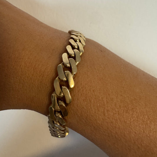 צמיד גורמט מזהב צהוב 14 קראט בעיצוב קלאסי ועל־זמני עם אבזם נוח ובטיחותי הנושא חתימת המותג.