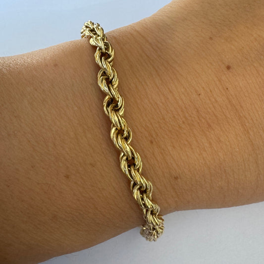 צמיד זהב צהוב 14 קראט בעיצוב שזירה עשיר ומלא נוכחות. 