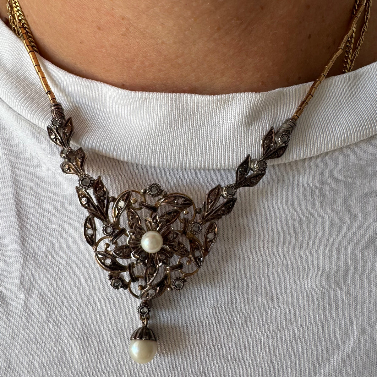 14K Gold Necklace with Pearls
Floral design & Diamonds with delicate details and a magnetic clasp.