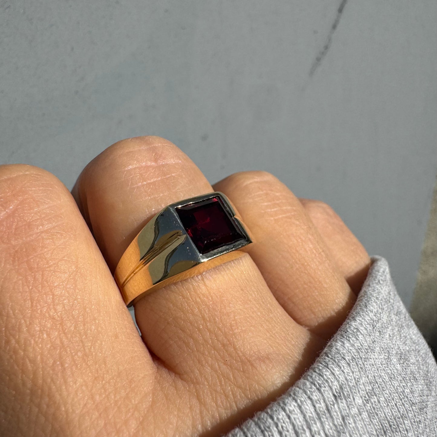 טבעת זהב צהוב 14 קראט משובצת אבן אדומה בחיתוך ריבועי 