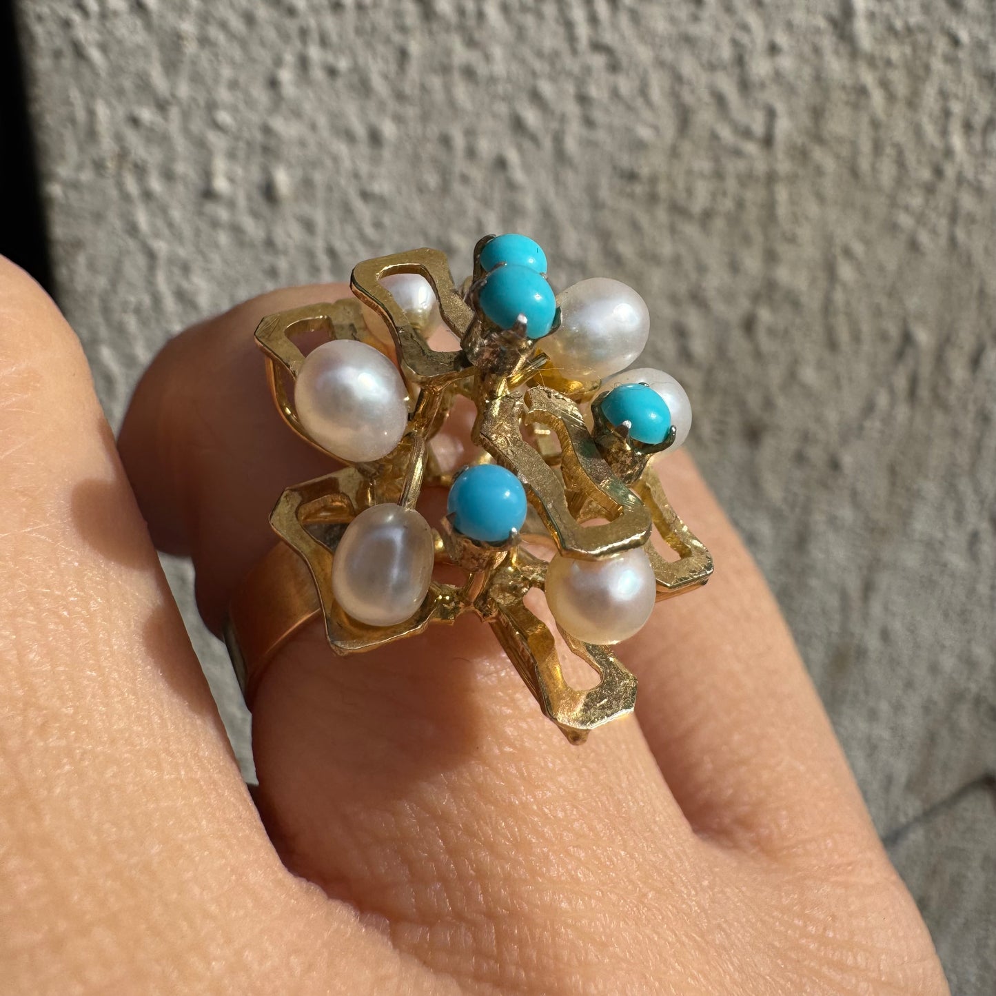 טבעת זהב צהוב 14 קראט משובצת פנינים עגולות ואבני טורקיז ליצירת ניגוד מרשים