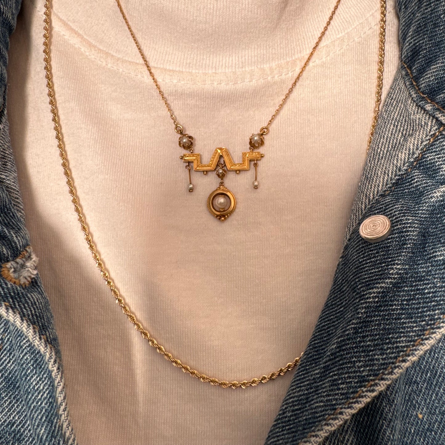 שרשרת זהב צהוב 14 קראט בעיצוב ייחודי, משובצת פנינים עדינות. 