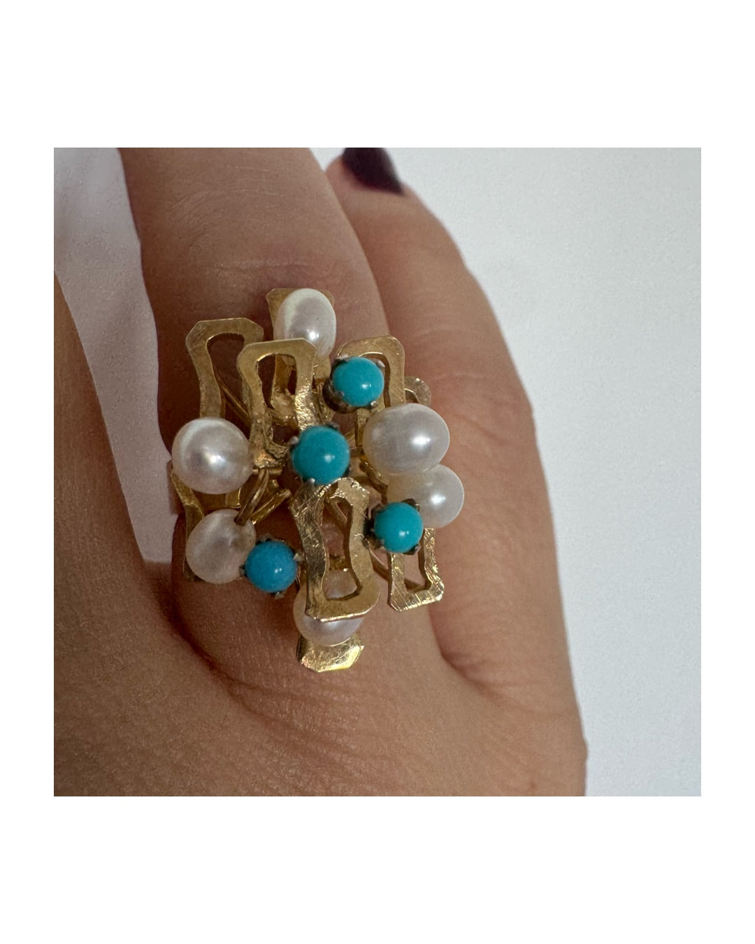 טבעת זהב צהוב 14 קראט משובצת פנינים עגולות ואבני טורקיז ליצירת ניגוד מרשים