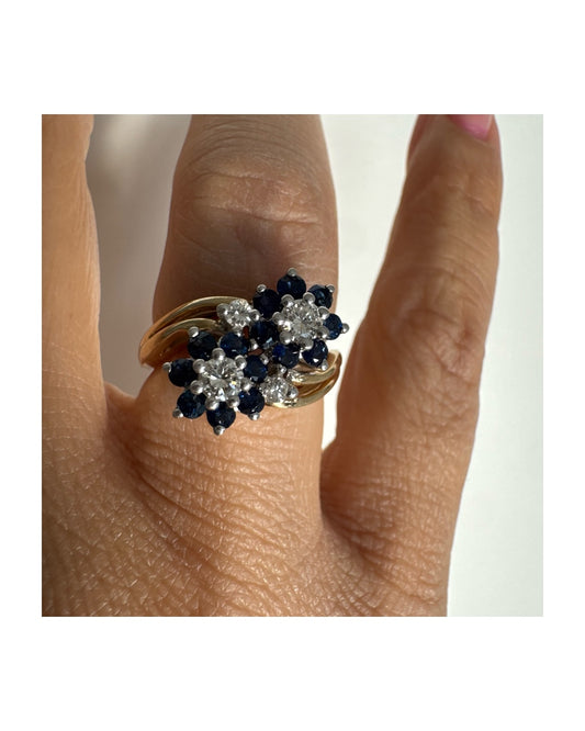 טבעת זהב צהוב 14 קראט משובצת אבני ספיר ויהלומים בעיצוב פרחים כפול.