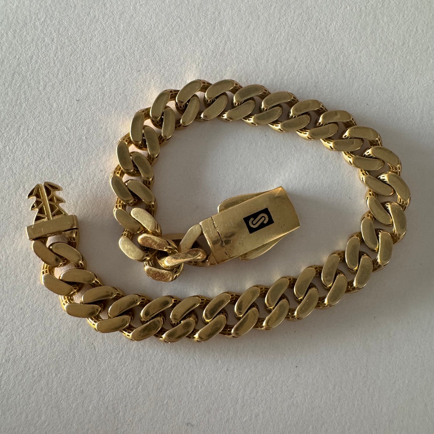 צמיד גורמט מזהב צהוב 14 קראט בעיצוב קלאסי ועל־זמני עם אבזם נוח ובטיחותי הנושא חתימת המותג.