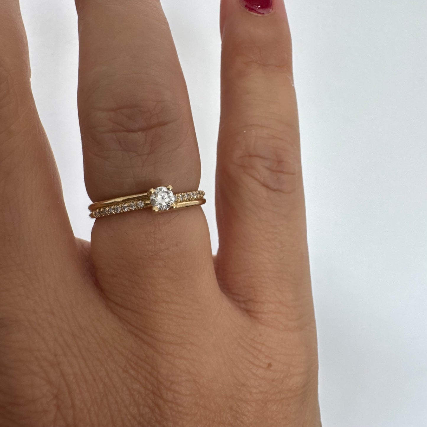 טבעת זהב צהוב 14 קראט משובצת יהלום מרכזי בחיתוך עגול ופס יהלומים עדין.