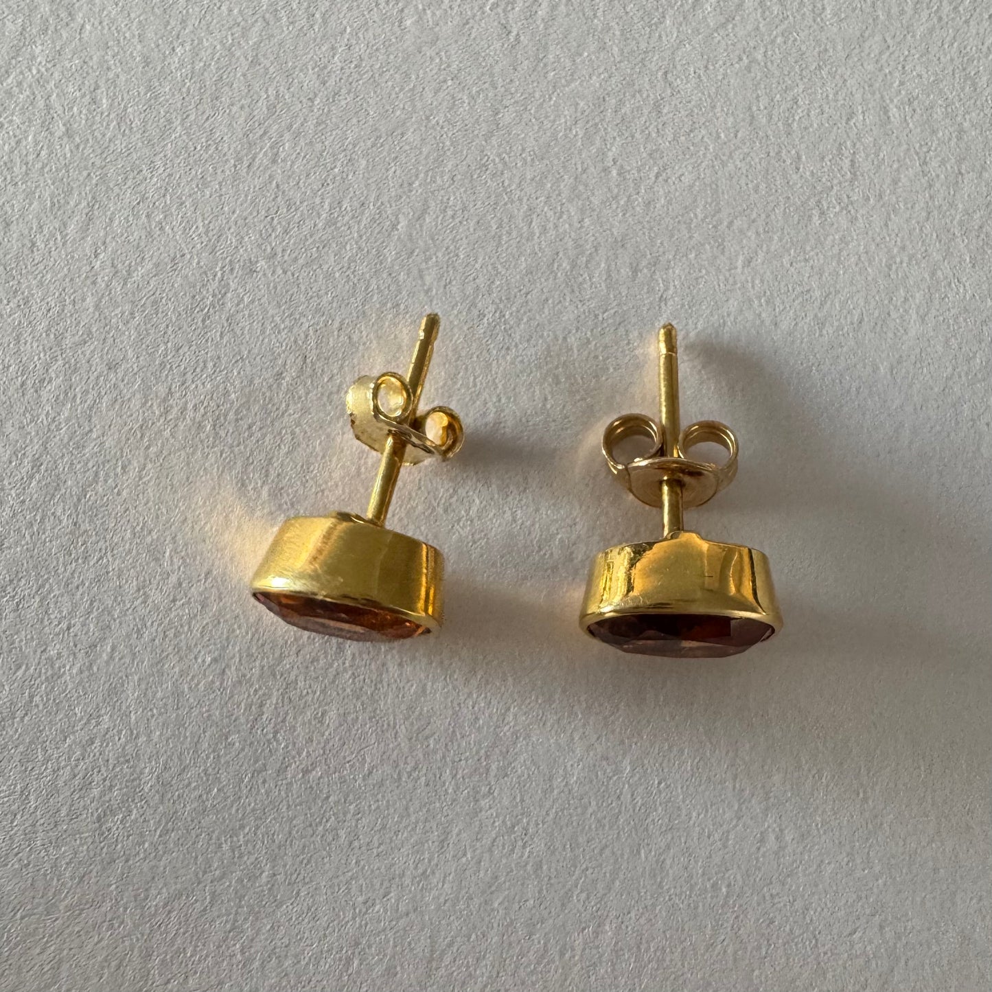 עגילי זהב צהוב 14 קראט משובצים אבני סיטרין כתומות ומבריקות.