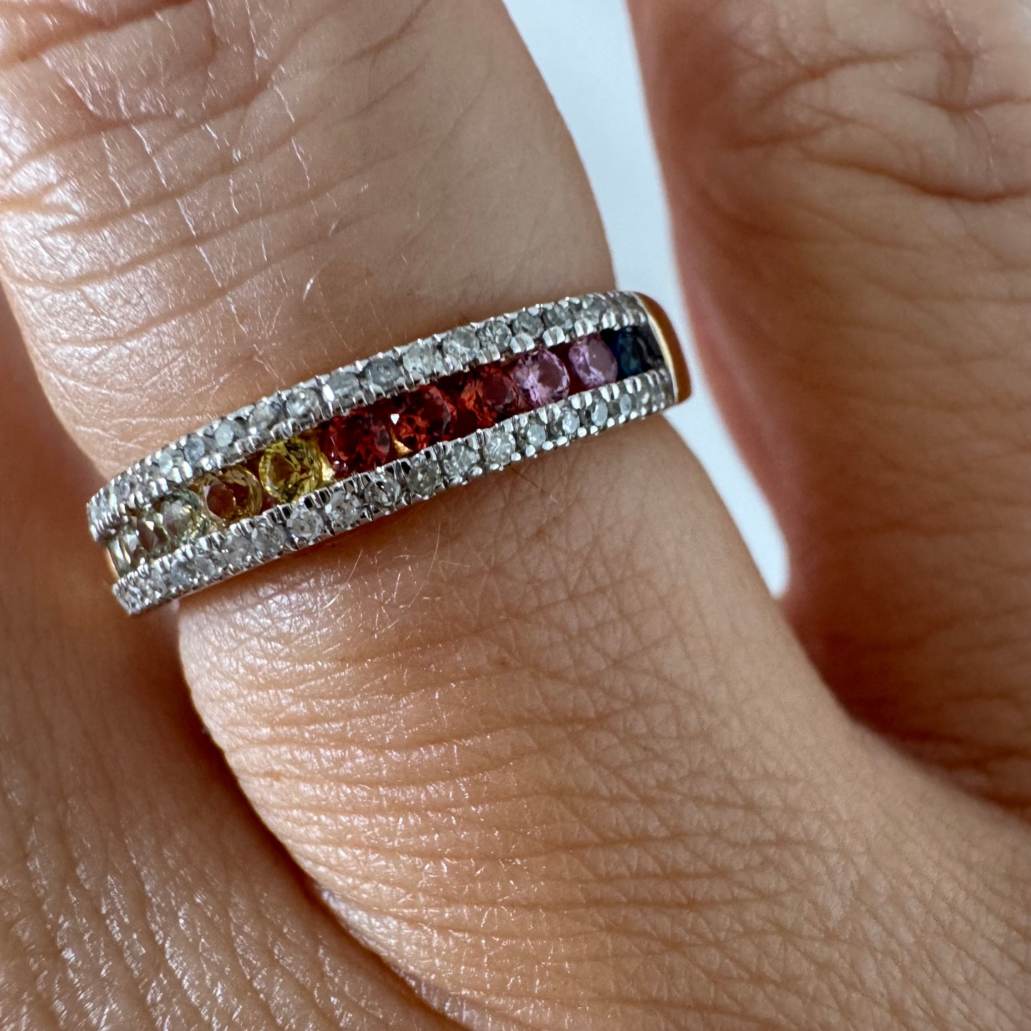 טבעת זהב צהוב 14 קראט משובצת בשורת אבני ספיר צבעוניות ומוקפת יהלומים נוצצים