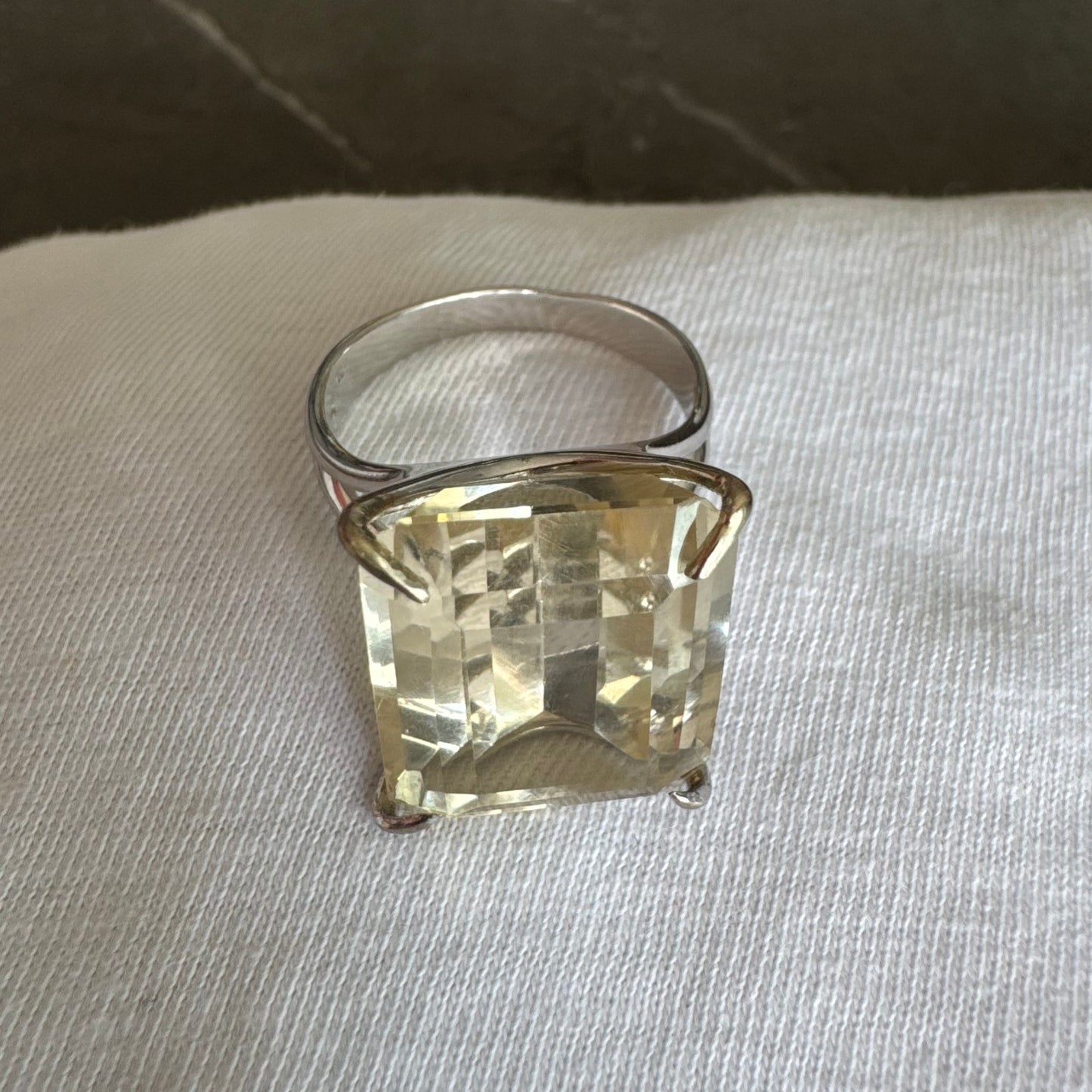 טבעת זהב לבן 18 קראט בעיצוב אלגנטי של H. Stern, משובצת אבן קוורץ גדולה בחיתוך מלבני .