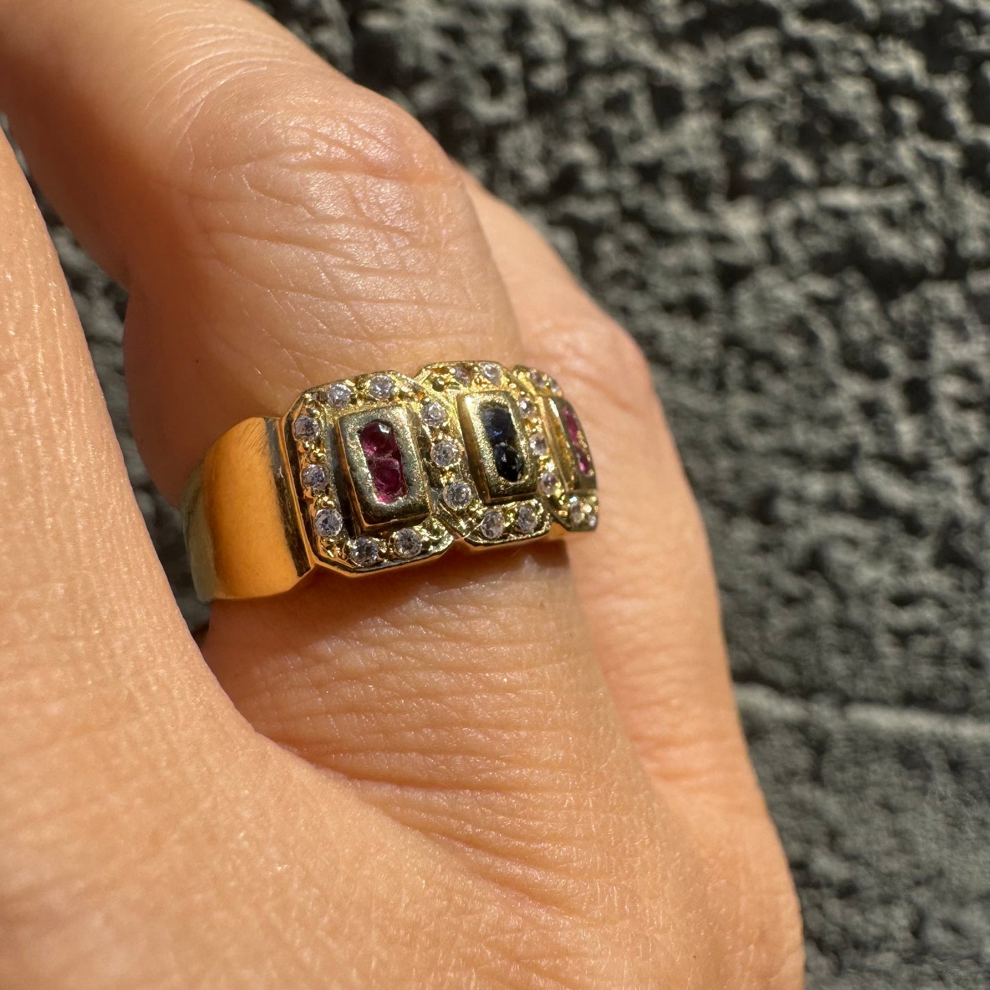 18K gold ring set with Rubies Sapphires, framed by sparkling Diamonds