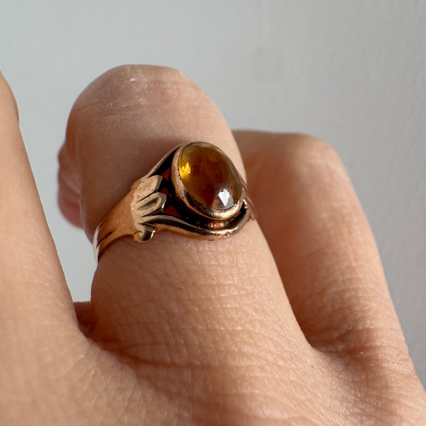 טבעת זהב צהוב 10 קראט משובצת אבן סיטרין בחיתוך קבושון אובלית בגוון דבש עמוק, עם שקיפות טבעית וברק חמים