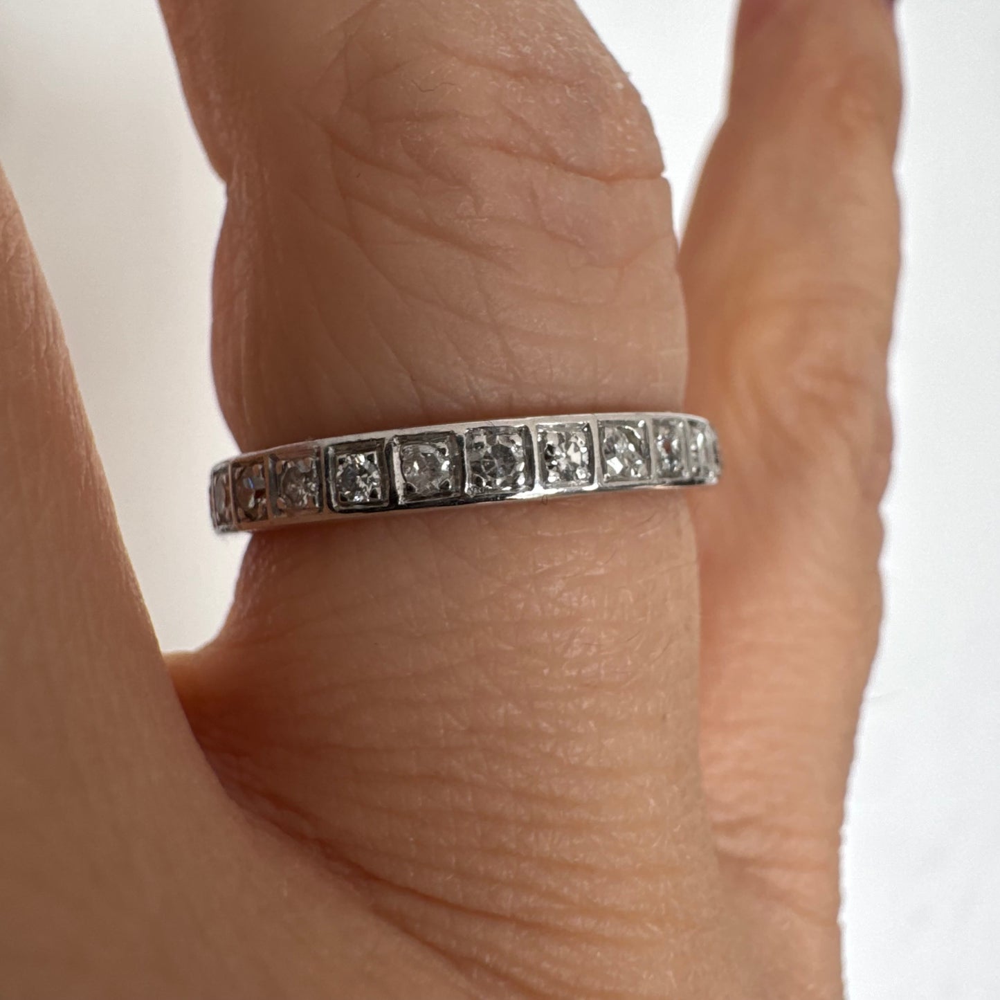 טבעת איטרניטי זהב 14 קראט משובצת שורת יהלומים משובצים זה לצד זה במסגרת מדויקת ונקייה.