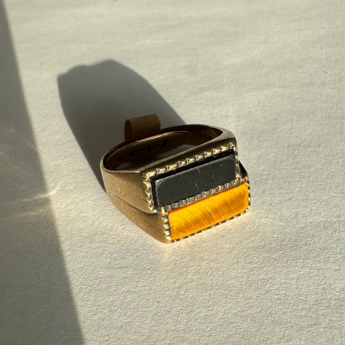 טבעת זהב צהוב 9 קראט משובצת אבן אוניקס בצבע שחור ואבן ״עין הנמר״