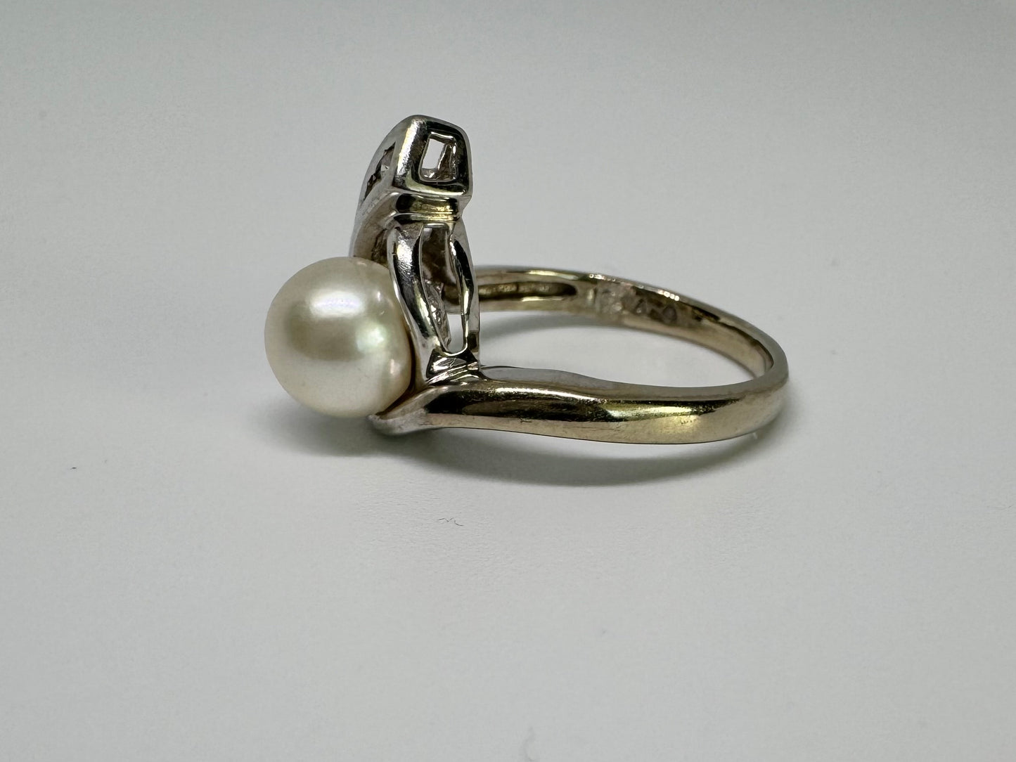 10K gold ring set with Pearl & Diamonds