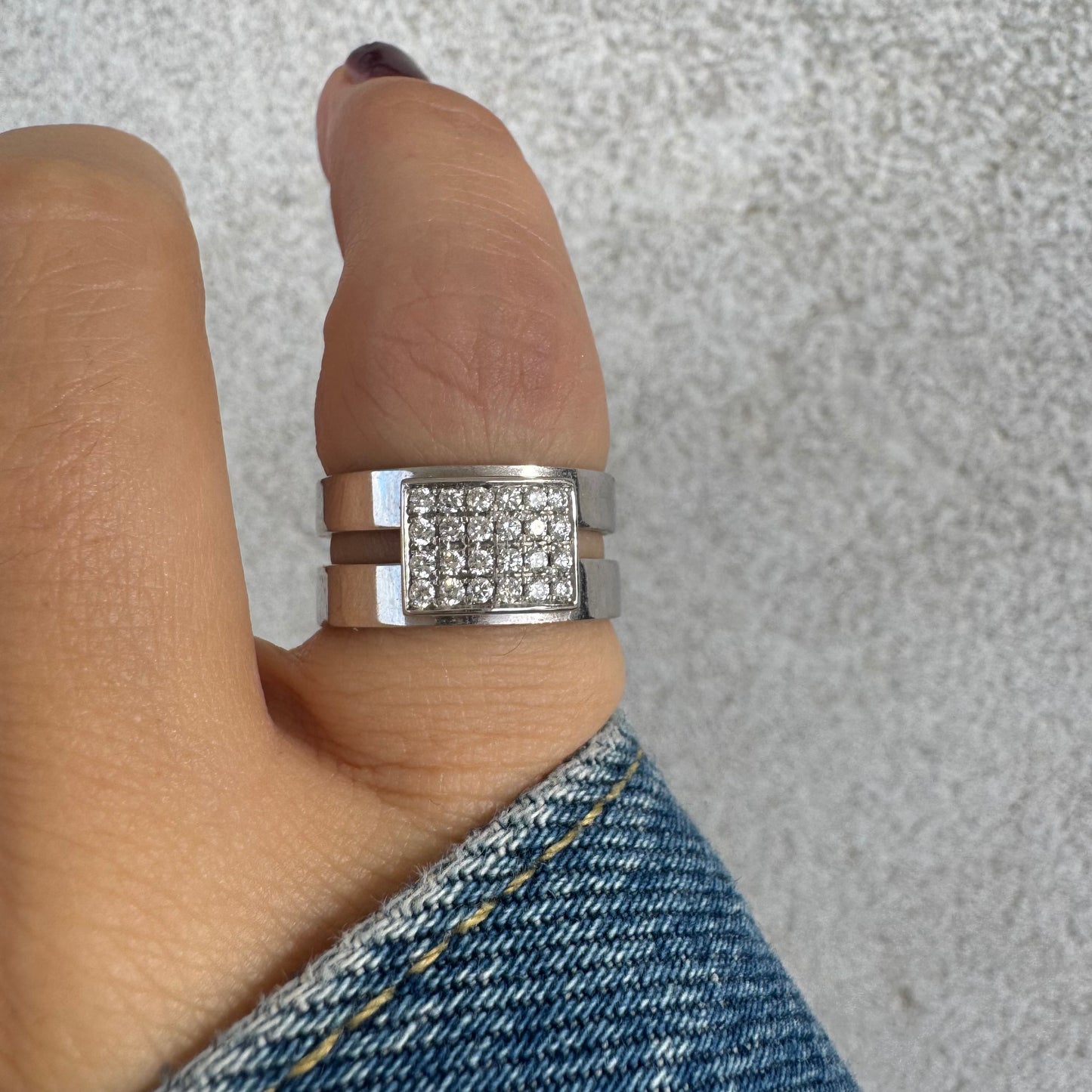 טבעת זהב לבן 18 קראט משובצת 24 יהלומים