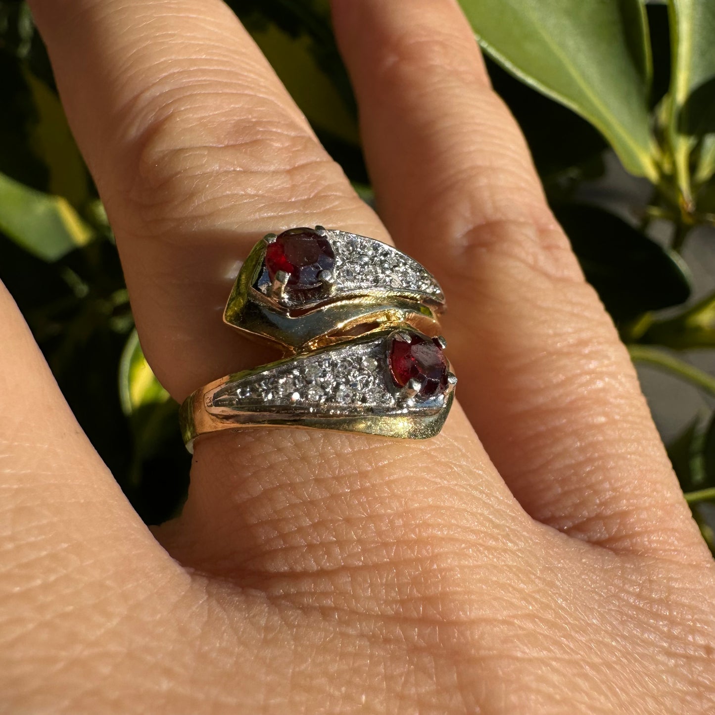 18K gold ring set with Garnet & Diamonds