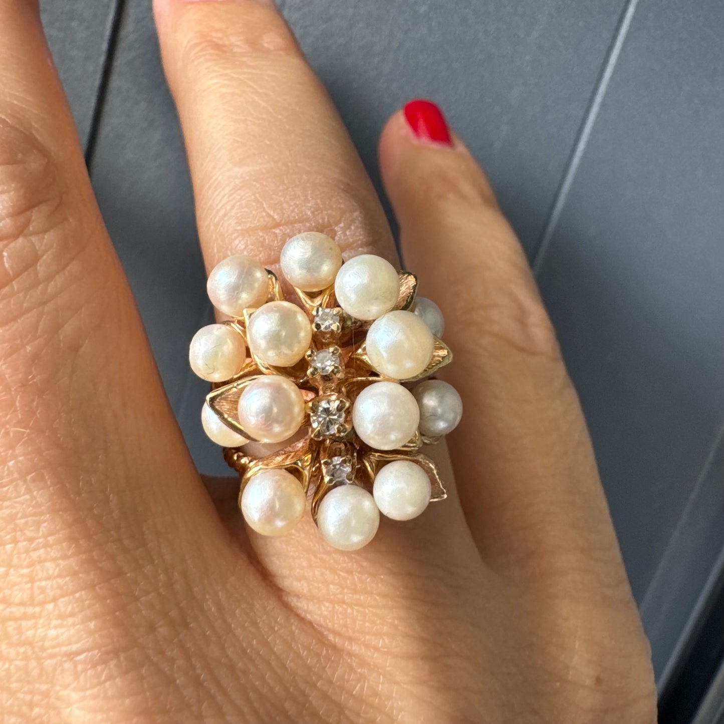 טבעת זהב צהוב 14 קראט משובצת בשפע של פנינים עגולות ולבנות, עם שורת יהלומים קטנים במרכז