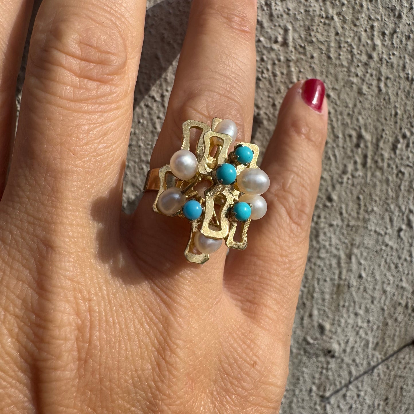 טבעת זהב צהוב 14 קראט משובצת פנינים עגולות ואבני טורקיז ליצירת ניגוד מרשים