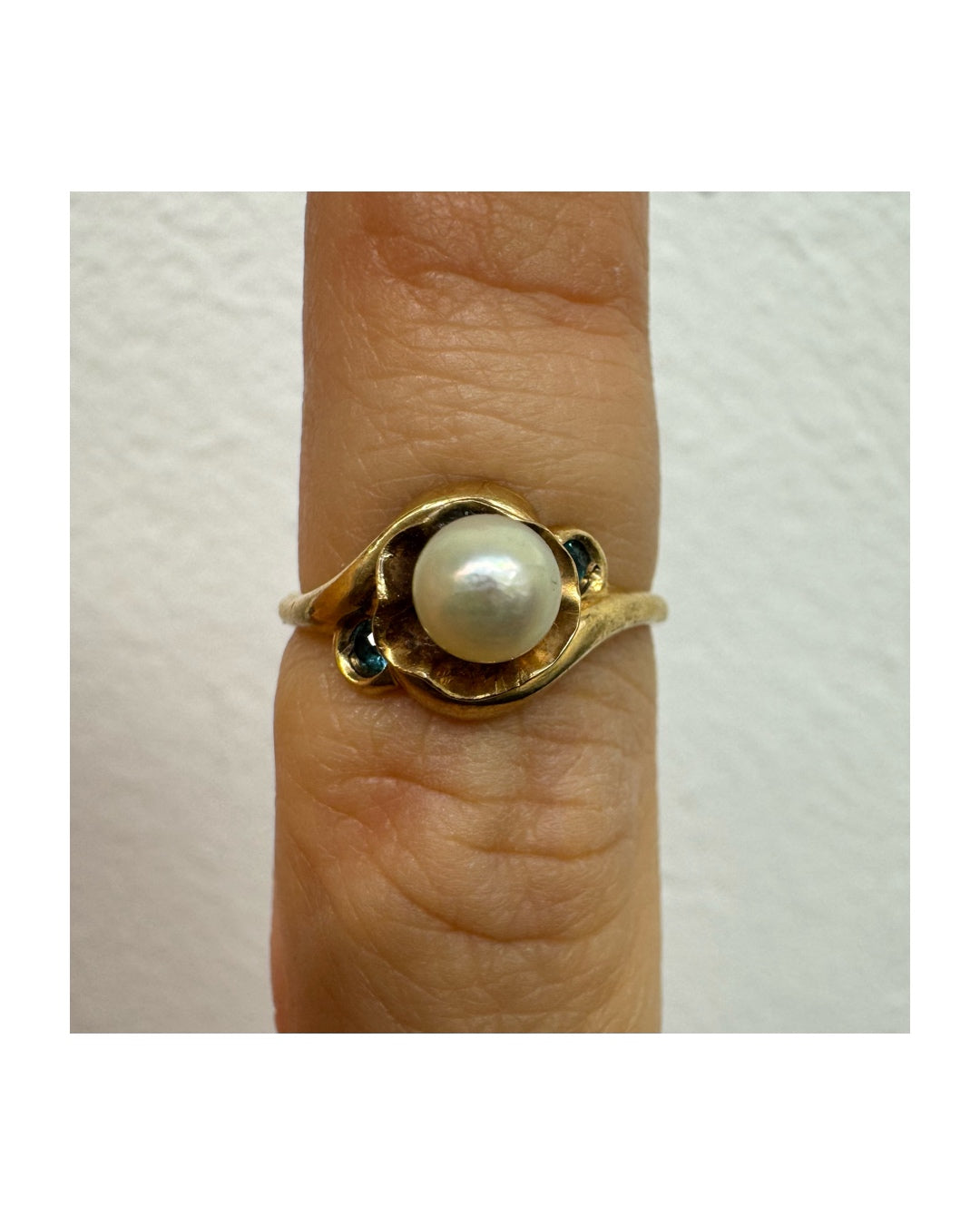 10K yellow gold ring set with a natural Pearl at the center and blue Topaz on the sides.
