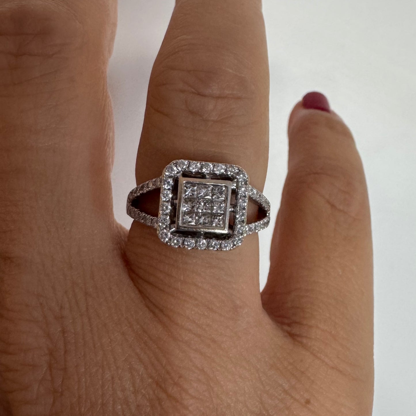 18K gold ring set with Diamonds in various cuts