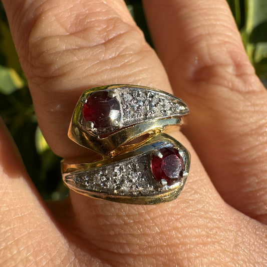 18K gold ring set with Garnet & Diamonds