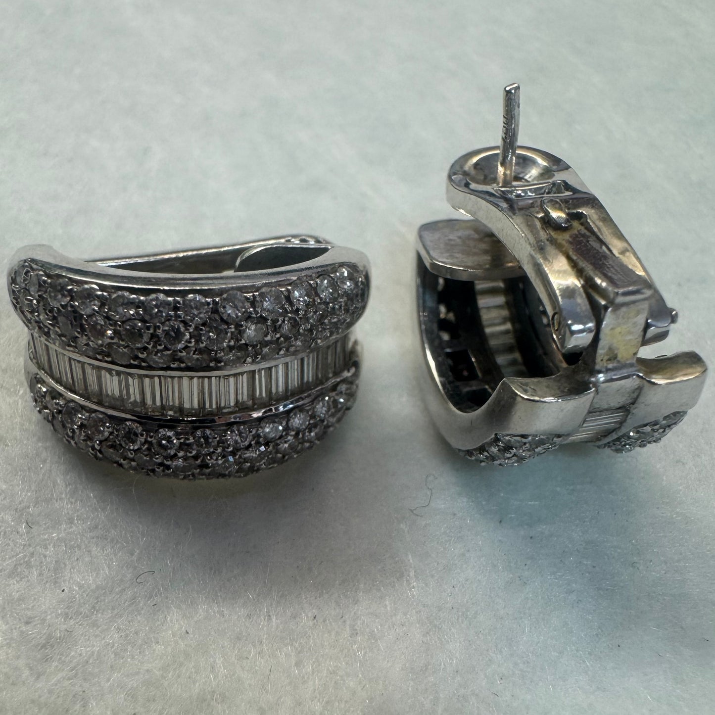18K gold earrings set with baguette and pavé Diamonds.